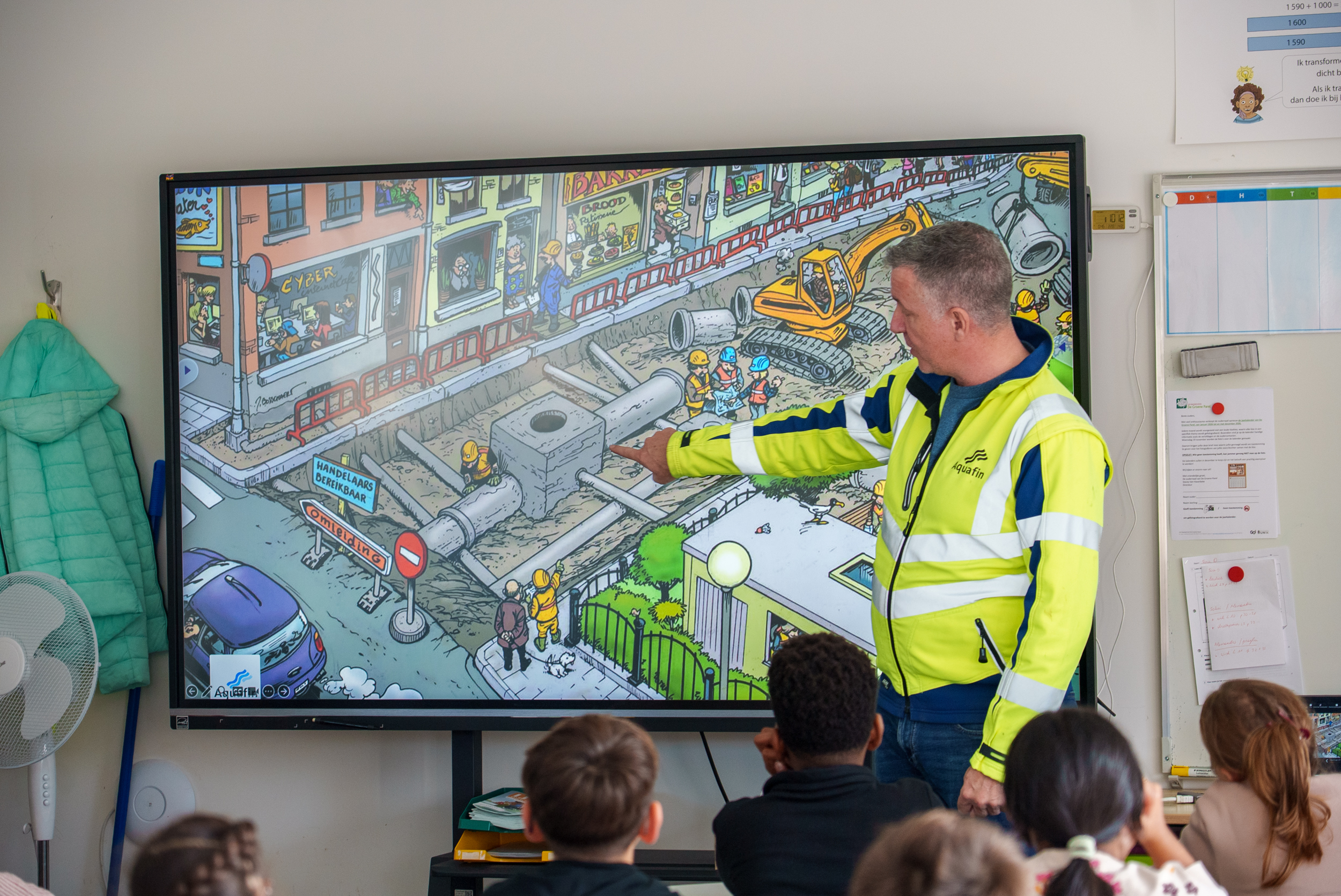 Afbeelding van kind(eren) in educatieve context die spelen met water