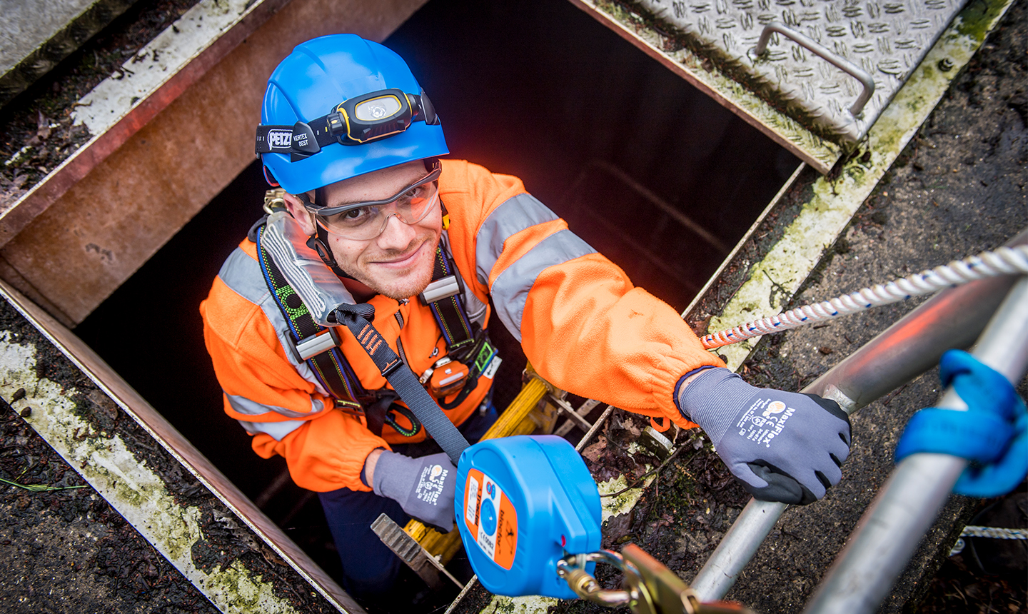Aquafin medewerker in afdaling