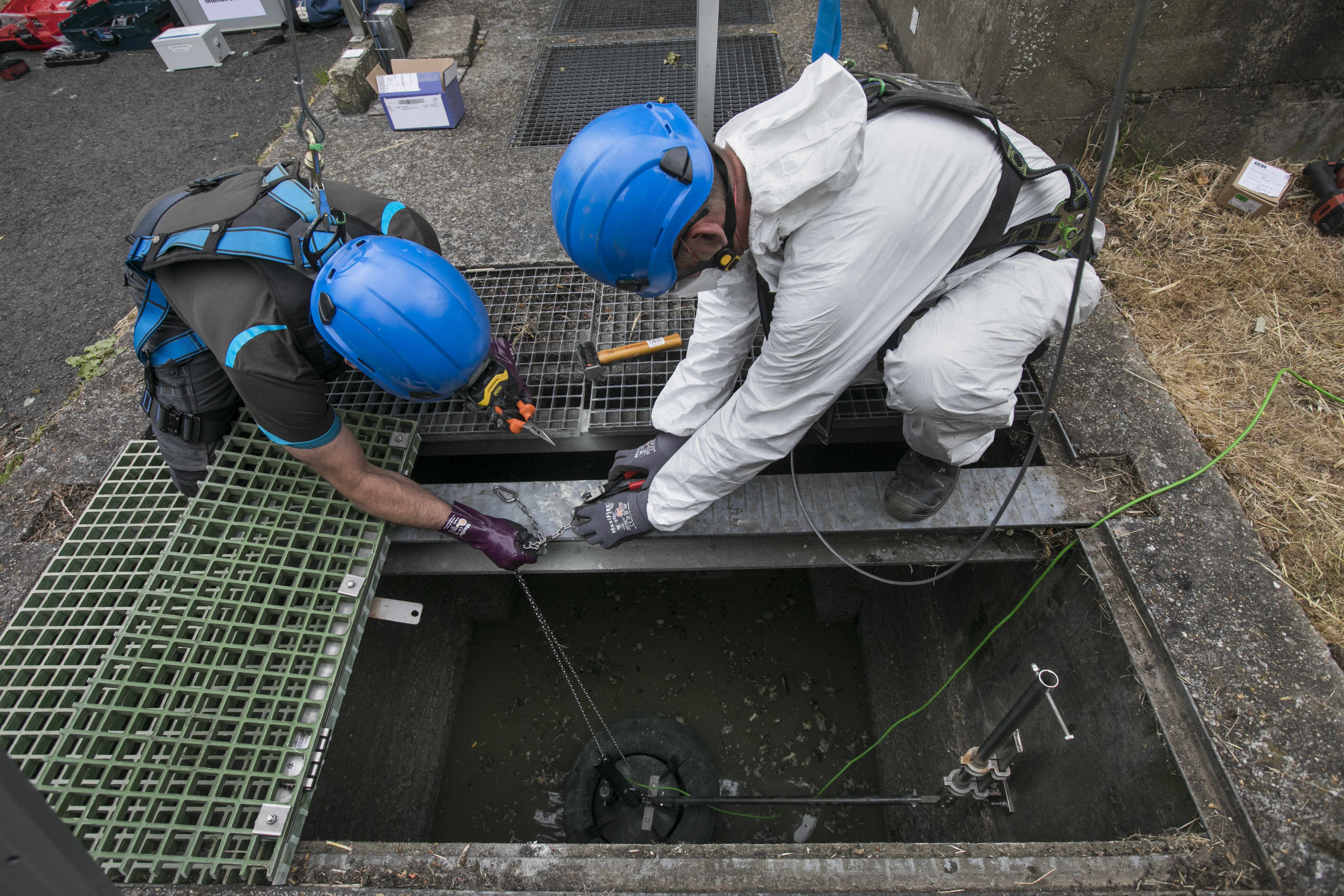 Aquafin medewerkers aan een pompstation in Boezinge