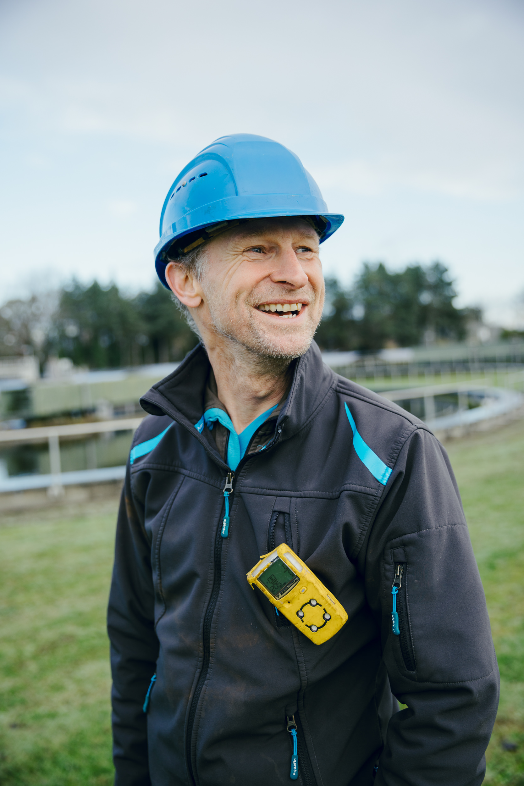 Medewerker met gasdetectietoestel