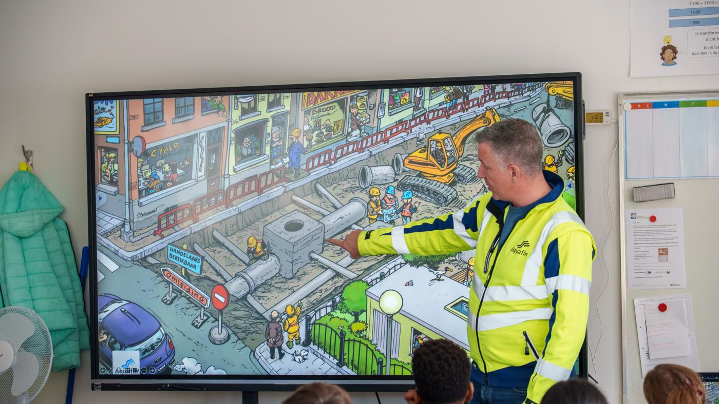 Afbeelding van kind(eren) in educatieve context die spelen met water