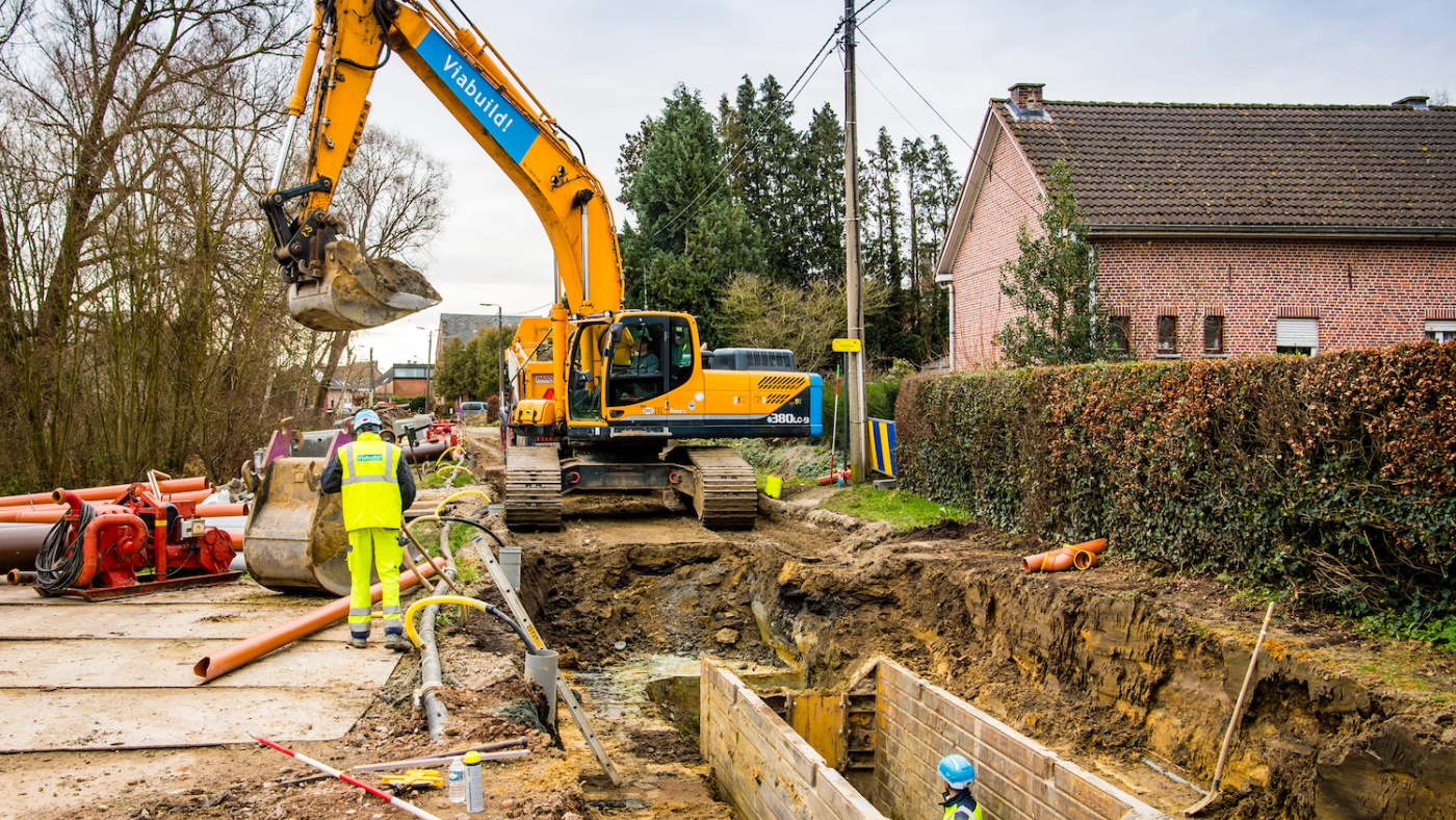 Aquafin medewerkers die rioleringswerken uitvoeren