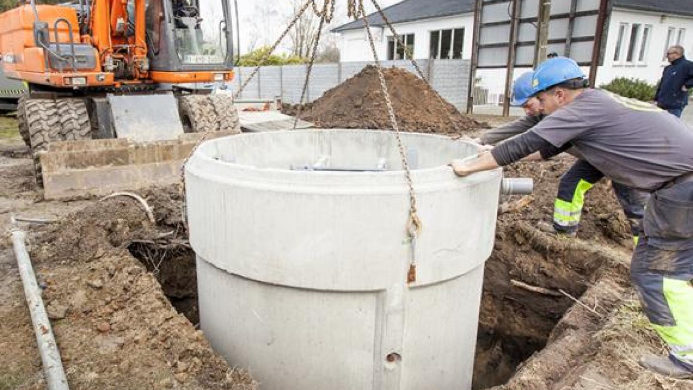 Aquafin medewerkers plaatsen een IBA