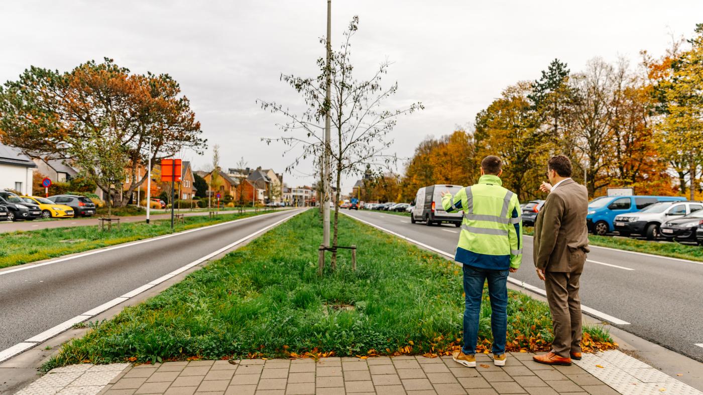 Een persoon en schepen Duffel op de Hondiuslaan in Duffel