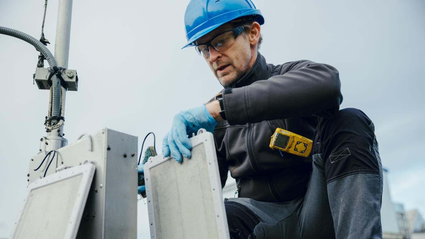 Medewerker met gasdetectie